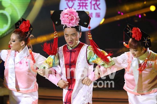 謝娜扮青蛇展現嚇死人媚態 鄒凱與美艷女友齊亮相