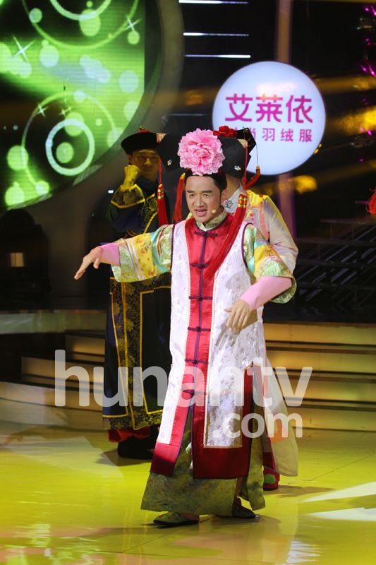 謝娜扮青蛇展現嚇死人媚態 鄒凱與美艷女友齊亮相