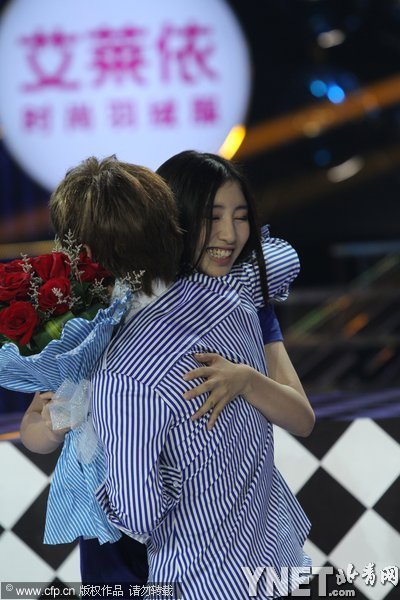 謝娜扮青蛇展現嚇死人媚態 鄒凱與美艷女友齊亮相