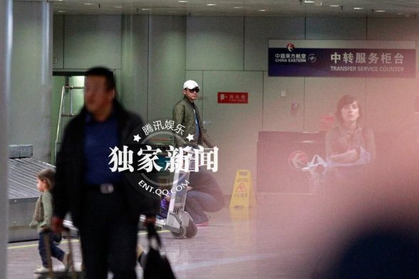 劉燁攜妻帶子溫馨出行 兒子一頭黃發皮膚白嫩