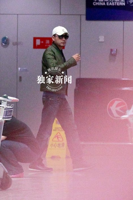 劉燁攜妻帶子溫馨出行 兒子一頭黃發皮膚白嫩