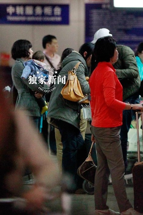 劉燁攜妻帶子溫馨出行 兒子一頭黃發皮膚白嫩