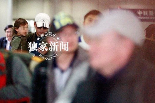 劉燁攜妻帶子溫馨出行 兒子一頭黃發皮膚白嫩