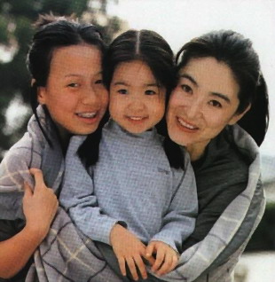 李小璐朱茵同日誕女遭調侃 盤點眾星女兒初長成