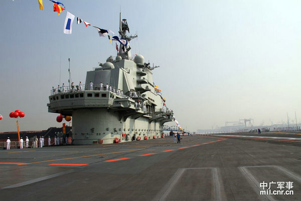 解放軍新建航母上海某船廠現身 外形巨大