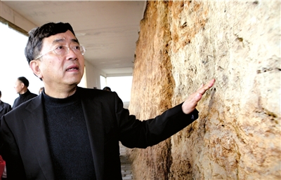 2011年11月8日，著名作家余秋雨在河南省三門峽市參觀仰韶文化博物館。 圖/CFP