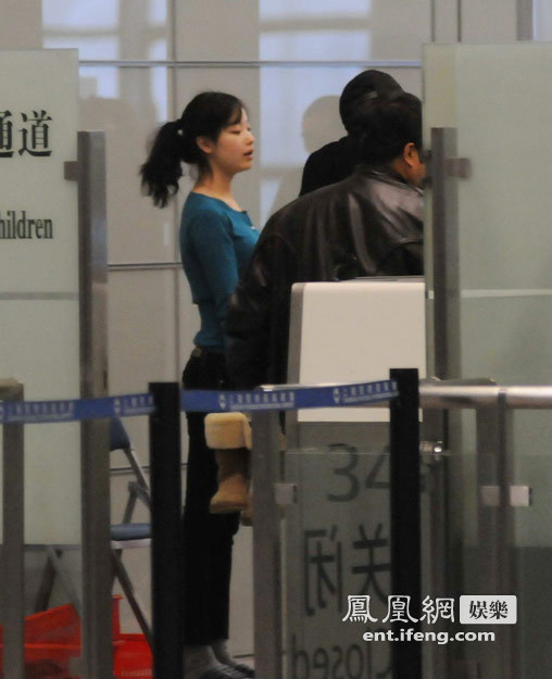 倪妮素顏現身機場遭脫鞋檢查 一臉無奈