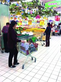 超市購物車多沾滿污垢 無行業規范難監管