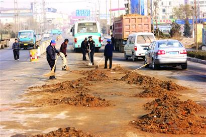 四流北路路面泥石占據半車道 致兩車刮擦