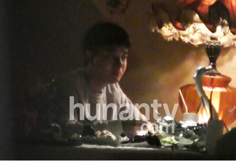 賈乃亮與岳母同行進餐 學習伺候愛妻李小璐的招數