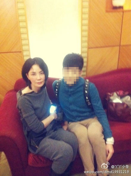 王菲素顏穿萬元無縫連體服亮相機場 網友：女神怎么上廁所？