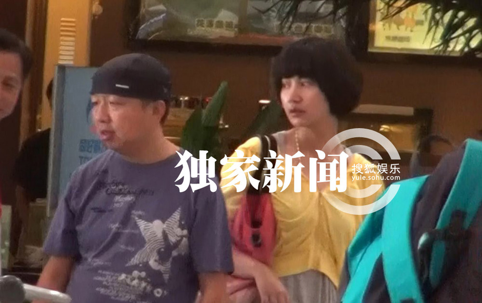 楊雪素顏帶女兒外出 當眾與老公深情吻別秀恩愛