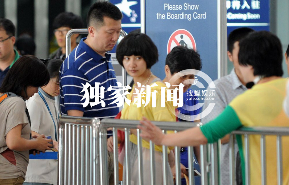 楊雪素顏帶女兒外出 當眾與老公深情吻別秀恩愛