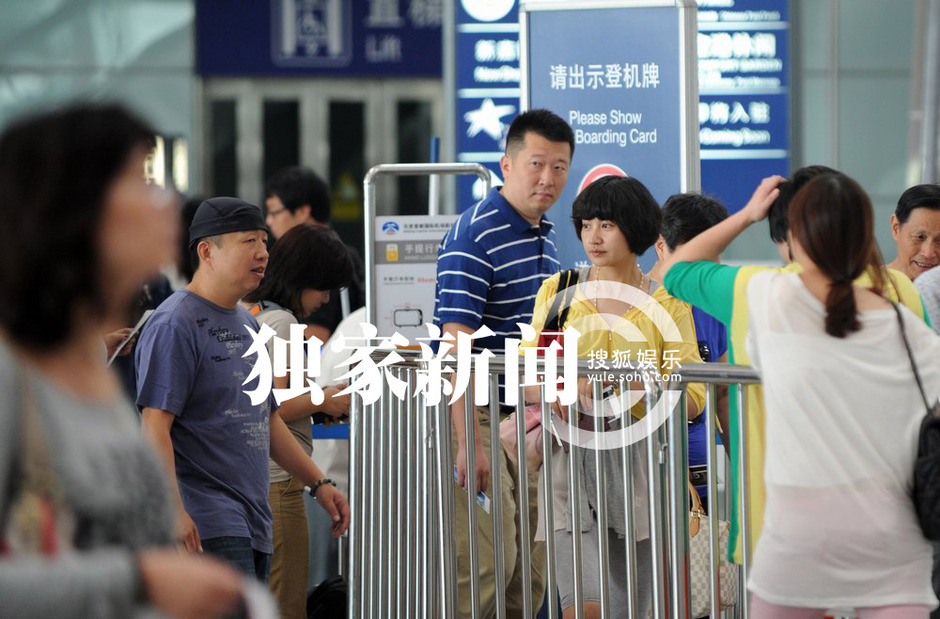 楊雪素顏帶女兒外出 當眾與老公深情吻別秀恩愛