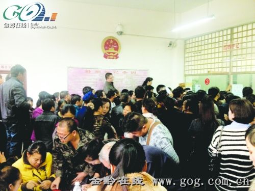 小小的婚姻登記處，擠滿了要離婚的人。