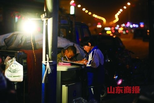 中國“攤二代”生活現狀:垃圾桶上寫作業