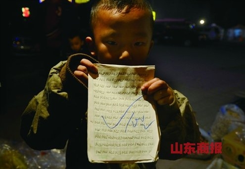 中國“攤二代”生活現狀:垃圾桶上寫作業
