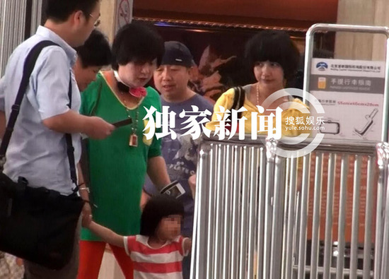 內地版李嘉欣楊雪帶女兒外出 與老公深情吻別