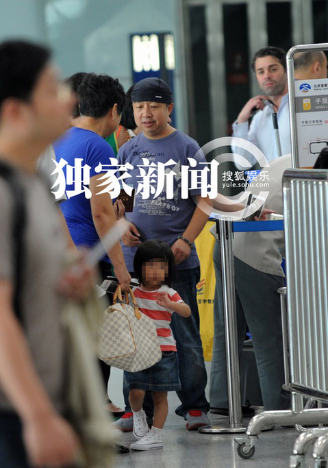 內地版李嘉欣楊雪帶女兒外出 與老公深情吻別