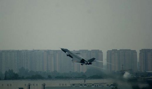 資料圖：殲-20戰機加力起飛，其機翼兩端出現兩道白色的渦流，感覺十分唯美。