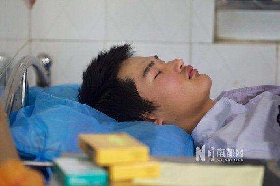 圖為被打傷的保安管飛龍被醫生診斷為全身多處軟組織挫傷，據其他保安介紹他到醫院后神志不是很清楚一直昏睡。 王子榮 攝