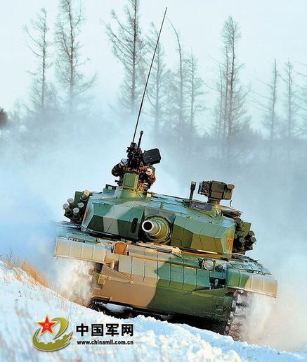 資料圖：99主戰坦克進行冬季適應性訓練。