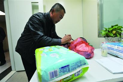 雪夜撿回女嬰當親閨女 為治病傾家蕩產