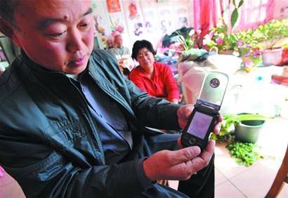 雪夜撿回女嬰當親閨女 為治病傾家蕩產
