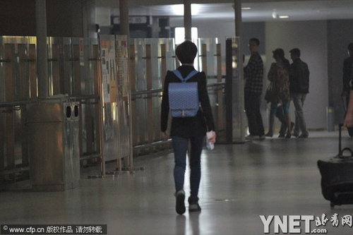 孫儷無鄧超陪伴獨自現身抵上海 深夜變手機控查崗
