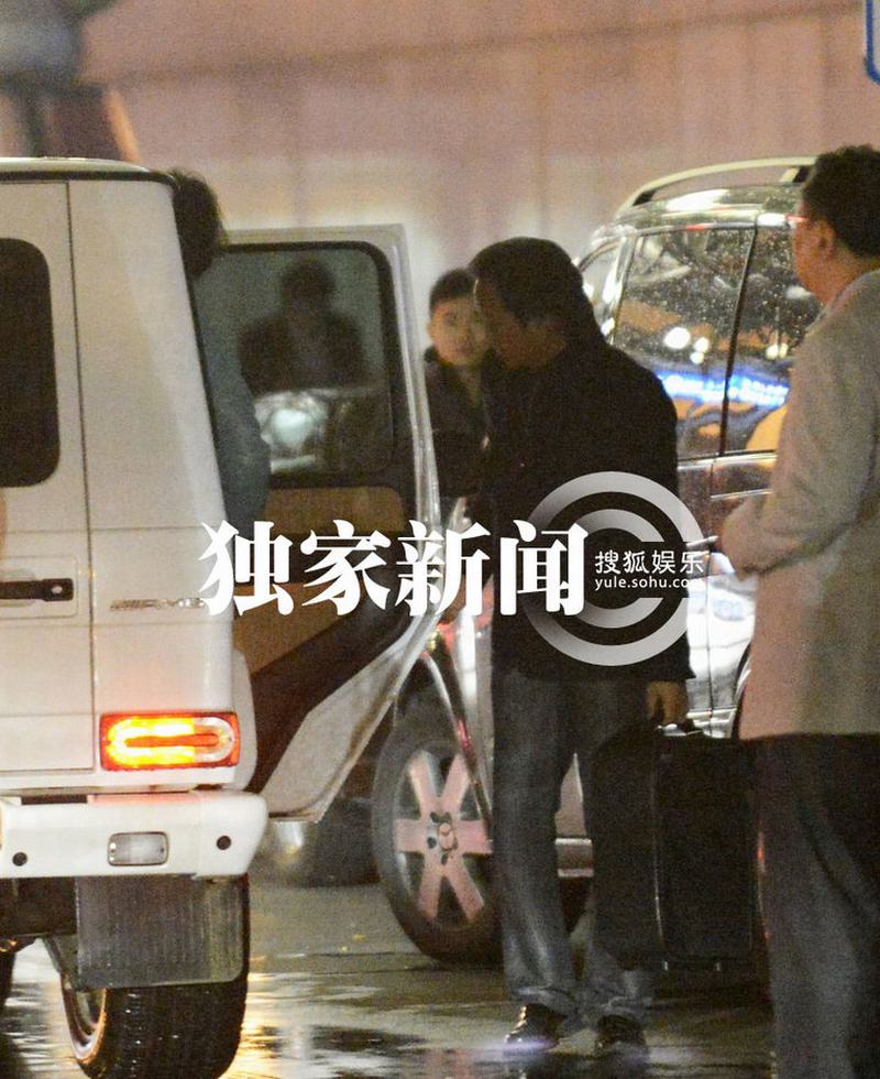 劉亦菲攜母回京 繼父陳金飛百萬(wàn)豪車接機(jī)身兼多“職”