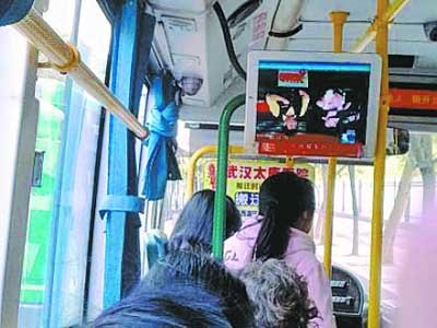 武漢一公交車電視裝反 網友戲稱為鍛煉脖子(圖)