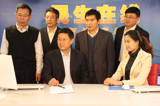 青島市人力資源和社會保障局副局長耿成亮（一排左一）與網民在線交流 （攝影 周琦）