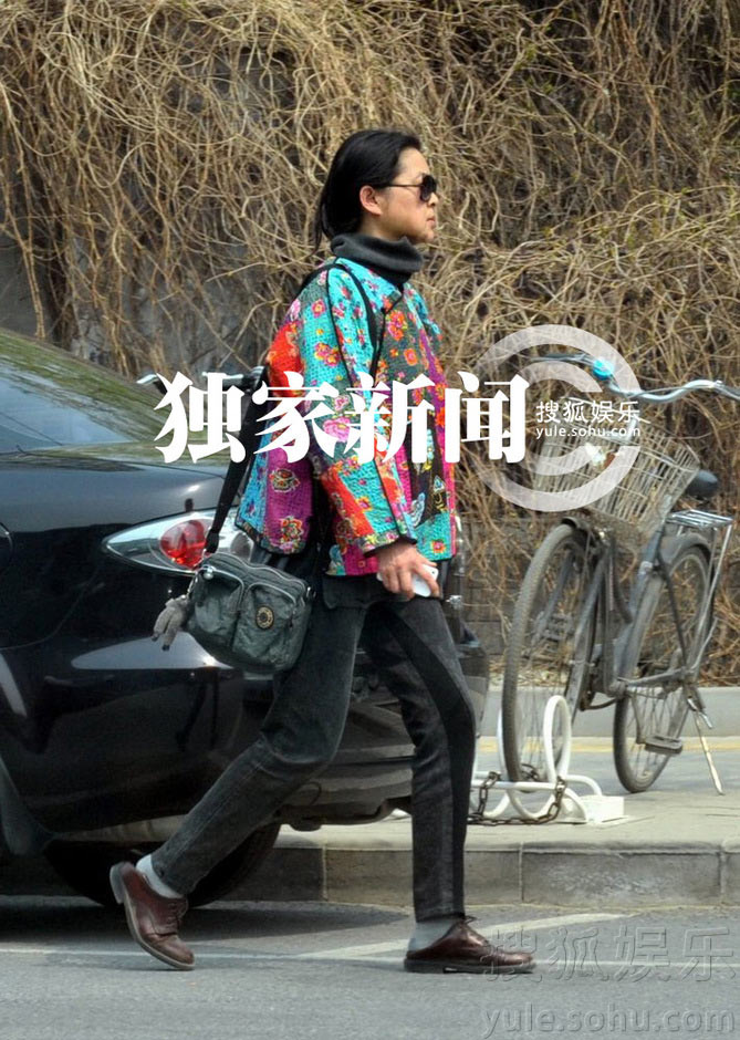 倪萍素顏出門買衣服顯老態