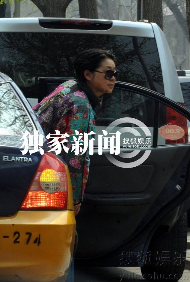 倪萍素顏出門買衣服顯老態