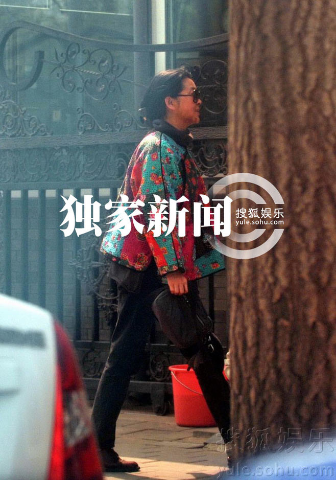 倪萍素顏出門買衣服顯老態