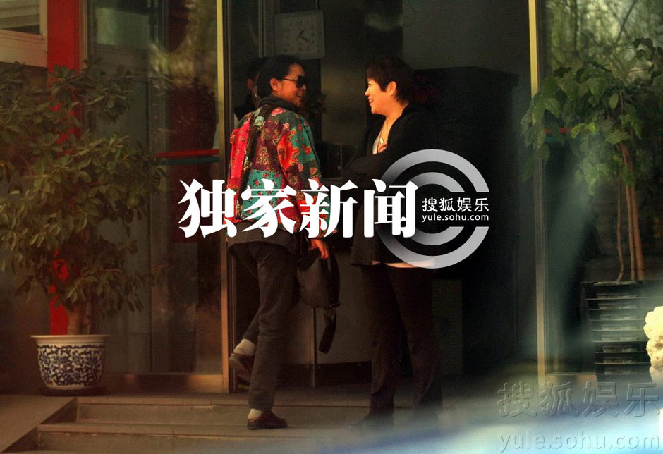 倪萍素顏出門(mén)買(mǎi)衣服顯老態(tài)