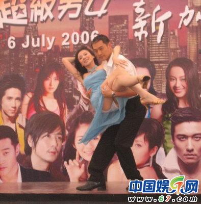 蕭薔春光外泄凸點露乳暈 網友炮轟：大嬸請檢點