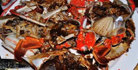 青島活螃蟹蒸熟肉似淤泥一肚黑水 業內:太重不要買