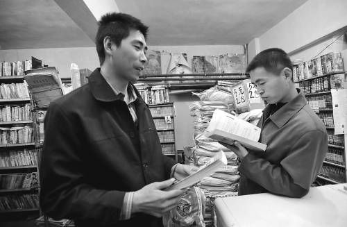 河南打工小伙馬輝在烏魯木齊一間200多平方米的地下室里，自辦“打工者書屋”，專門為打工者提供租書、看書服務。朱翊攝