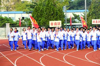 青島百萬中小學生開始冬季長跑 高中男生跑3千米