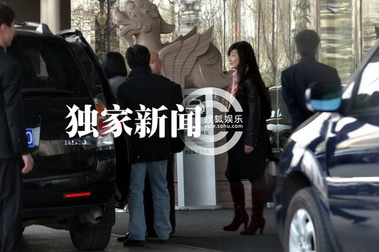 周迅與神秘男同回公寓