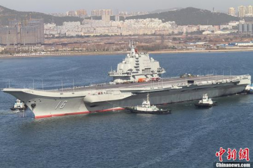 10月30日10時20分，中國航母“遼寧艦”?？吭谶|寧省大連港碼頭，完成了其正式交接入役后的首次出海。圖為當日向大連港碼頭駛?cè)氲?#8220;遼寧艦”。<a target=&apos;_blank&apos; href=&apos; align=