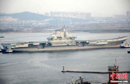 10月30日10時(shí)20分，中國(guó)航母“遼寧艦”停靠在遼寧省大連港碼頭，完成了其正式交接入役后的首次出海。圖為當(dāng)日向大連港碼頭駛?cè)氲?#8220;遼寧艦”。<a target=&apos;_blank&apos; href=&apos; align=