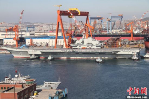 10月30日10時(shí)20分，中國(guó)航母“遼寧艦”停靠在遼寧省大連港碼頭，完成了其正式交接入役后的首次出海。圖為當(dāng)日向大連港碼頭駛?cè)氲?#8220;遼寧艦”。<a target=&apos;_blank&apos; href=&apos; align=