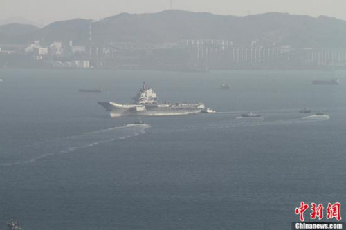 10月30日10時(shí)20分，中國(guó)航母“遼寧艦”停靠在遼寧省大連港碼頭，完成了其正式交接入役后的首次出海。圖為當(dāng)日向大連港碼頭駛?cè)氲?#8220;遼寧艦”。<a target=&apos;_blank&apos; href=&apos; align=