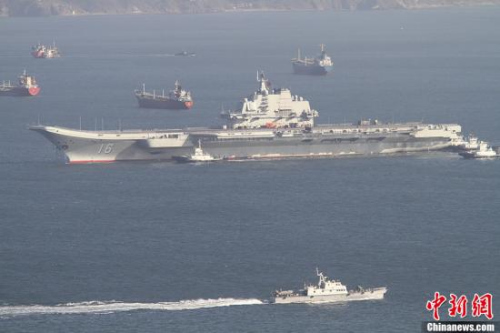 10月30日10時(shí)20分，中國(guó)航母“遼寧艦”停靠在遼寧省大連港碼頭，完成了其正式交接入役后的首次出海。圖為當(dāng)日向大連港碼頭駛?cè)氲?#8220;遼寧艦”。<a target=&apos;_blank&apos; href=&apos; align=