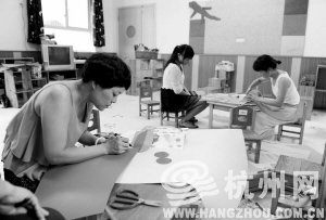 浙江一所幼兒園內(nèi)，老師們裝扮教室，迎接小朋友們到來(lái)。