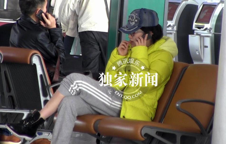 “好聲音”丁丁現身機場顯憔悴 瓜子皮亂扔無視環境