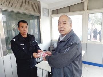 現金取兩萬衣袋沒底漏一半