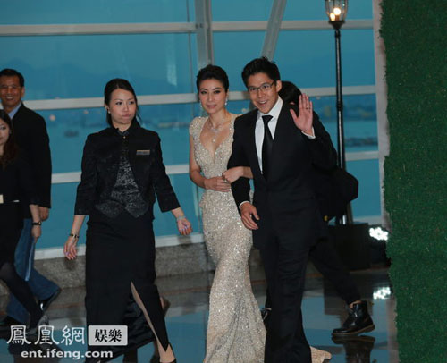 郭晶晶霍啟剛婚后第一次公開亮相，郭晶晶深V裝現身。